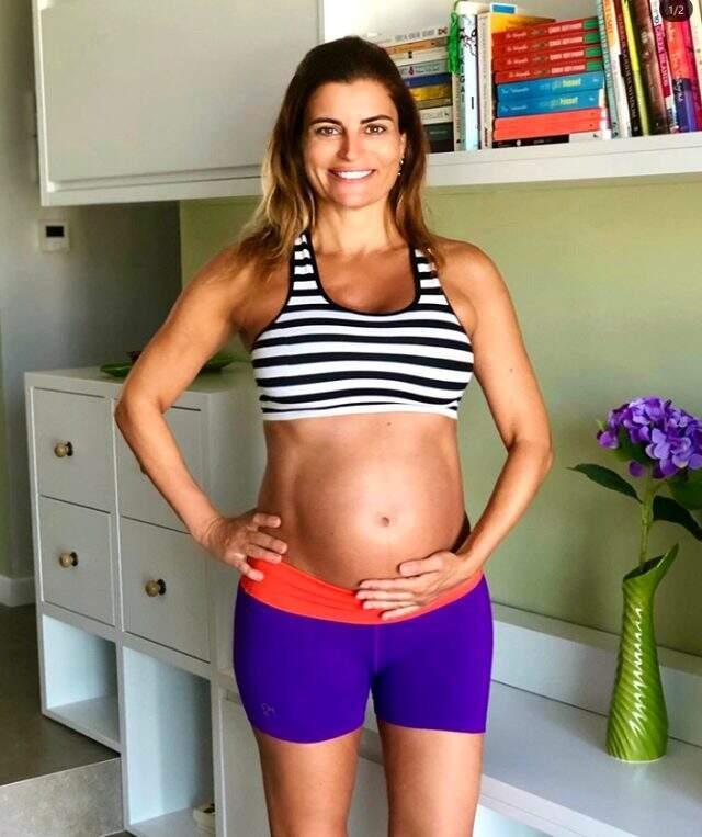 6 aylık hamile olan sunucu Ece Vahapoğlu plajda fenalaştı