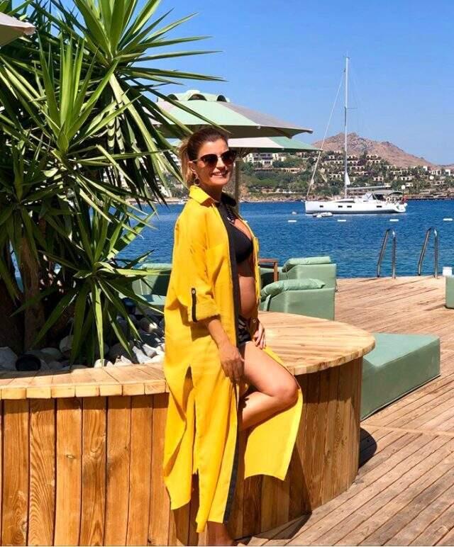 6 aylık hamile olan sunucu Ece Vahapoğlu plajda fenalaştı