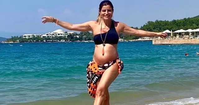 6 aylık hamile olan sunucu Ece Vahapoğlu plajda fenalaştı 6 aylık hamile olan sunucu Ece Vahapoğlu plajda fenalaştı