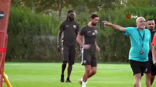 Adebayor, Kayserispor'da ilk antrenmanına çıktı