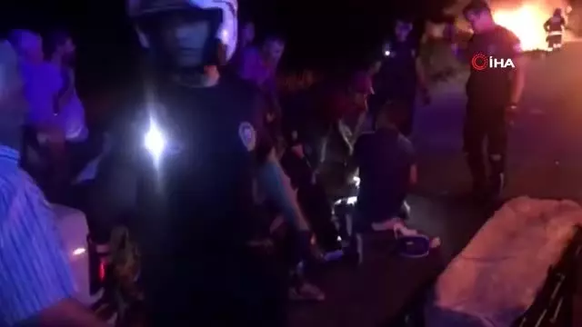 Alev topuna dönen otomobilden son anda çıkarıldılar: 1'i ağır 8 yaralı