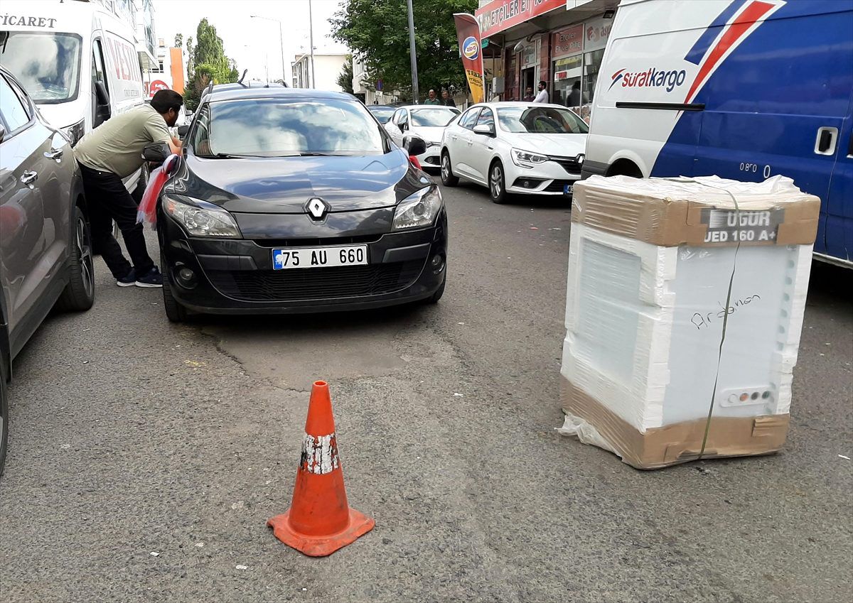 Bahşiş almak için çamaşır makinesi ile düğün konvoyunun önünü kesti