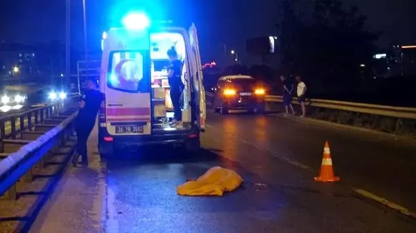 Beylikdüzü'nde yolun karşısına geçmeye çalışan gence lüks cip çarptı Beylikdüzü'nde yolun karşısına geçmeye çalışan gence lüks cip çarptı