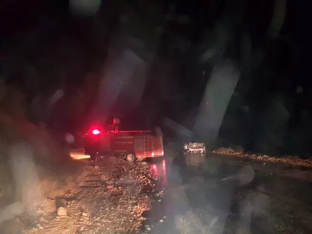 Çapa motoruyla çarpışan otomobil cayır cayır yandı Çapa motoruyla çarpışan otomobil cayır cayır yandı