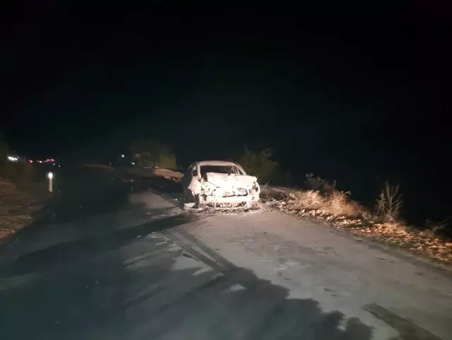 Çapa motoruyla çarpışan otomobil cayır cayır yandı Çapa motoruyla çarpışan otomobil cayır cayır yandı