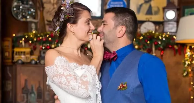 Ceyda Düvenci ve Bülent Şakrak'tan dudak dudağa doğum günü kutlaması Ceyda Düvenci ve Bülent Şakrak'tan dudak dudağa doğum günü kutlaması