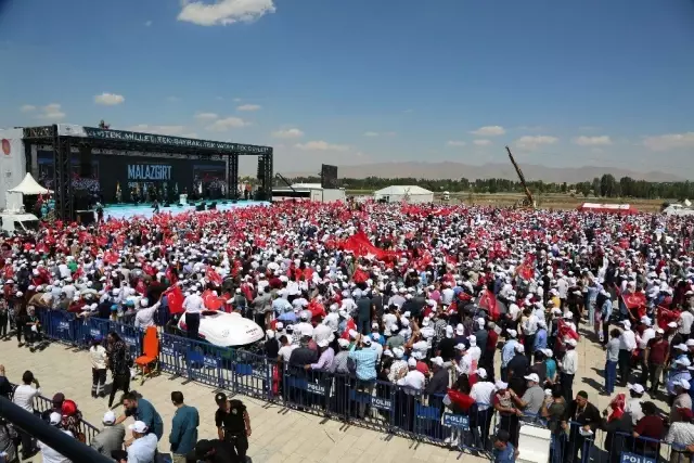 Cumhurbaşkanı Erdoğan: 'Müslümanlara yönelik saldırılar devam ediyor' Cumhurbaşkanı Erdoğan: 'Müslümanlara yönelik saldırılar devam ediyor'