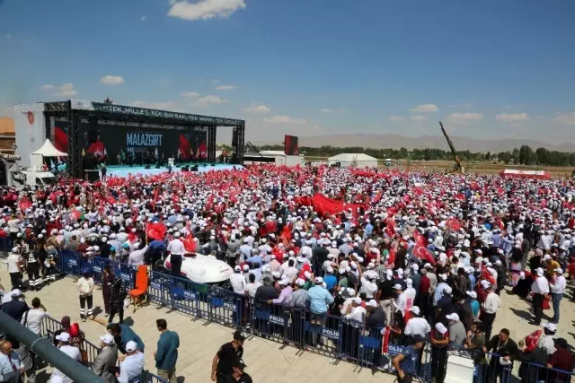 Cumhurbaşkanı Erdoğan: 'Müslümanlara yönelik saldırılar devam ediyor' Cumhurbaşkanı Erdoğan: 'Müslümanlara yönelik saldırılar devam ediyor'