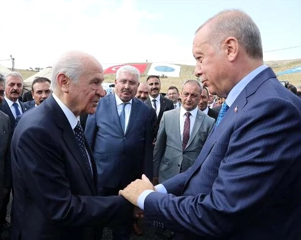 Cumhurbaşkanı Erdoğan ve Bahçeli, Ahlat'taki Selçuklu Mezarlığını ziyaret etti
