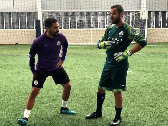 Futbolcu ile oyuncu maç yaptı Futbolcu ile oyuncu maç yaptı
