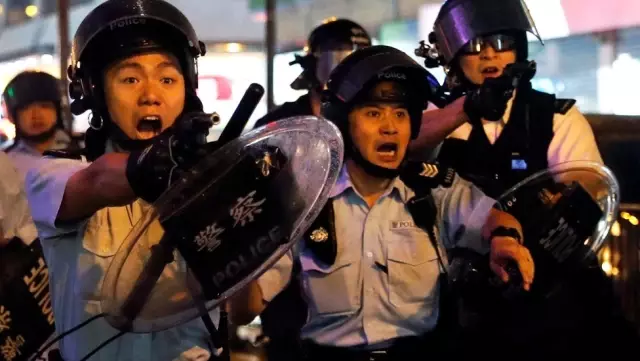 Hong Kong'da gerilim tırmandı, polis ilk kez silah çekip TOMA kullandı