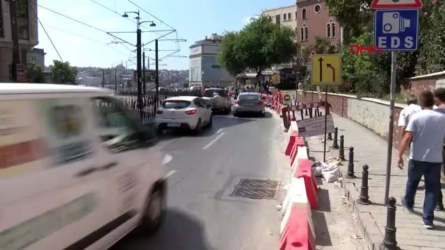 İş makinesinin kepçesinin yaraladığı motosikletli yoğun bakımda İş makinesinin kepçesinin yaraladığı motosikletli yoğun bakımda