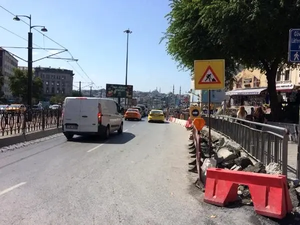 İş makinesinin kepçesinin yaraladığı motosikletli yoğun bakımda İş makinesinin kepçesinin yaraladığı motosikletli yoğun bakımda