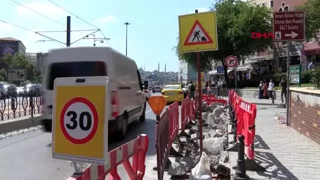 İş makinesinin kepçesinin yaraladığı motosikletli yoğun bakımda İş makinesinin kepçesinin yaraladığı motosikletli yoğun bakımda