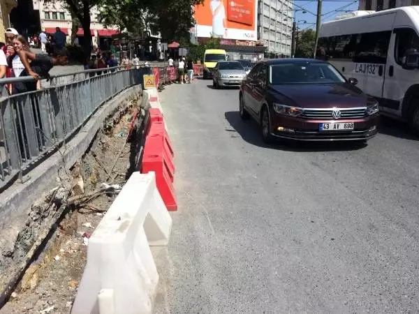 İş makinesinin kepçesinin yaraladığı motosikletli yoğun bakımda İş makinesinin kepçesinin yaraladığı motosikletli yoğun bakımda