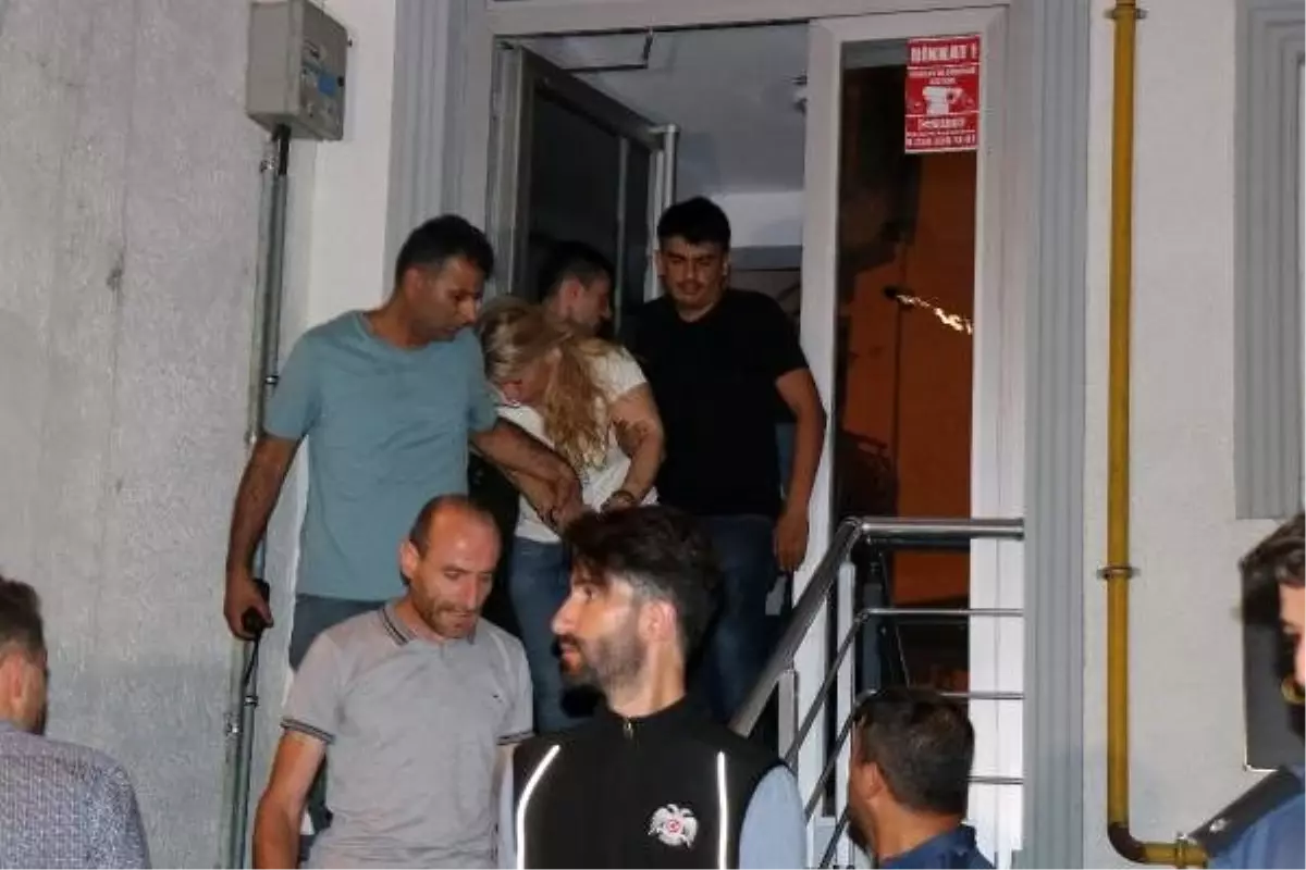 Mahallelerinde uyuşturucu sattığını iddia ettikleri kadını darbettiler