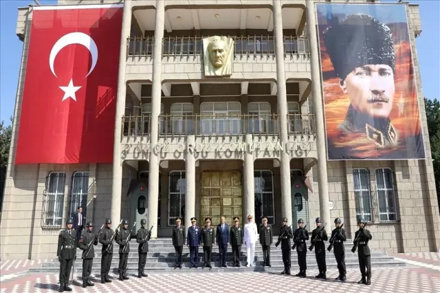 Milli Savunma Bakanı Akar, 3'üncü Ordu Komutanlığı'nda ki devir teslim törenine katıldı Milli Savunma Bakanı Akar, 3'üncü Ordu Komutanlığı'nda ki devir teslim törenine katıldı