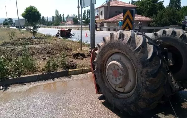 Otomobil ile çarpışan traktör ikiye bölündü: 3 yaralı
