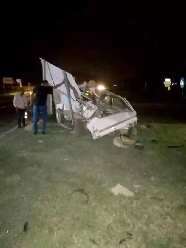Sakarya'da iki otomobil çarpıştı: 1 ölü, 3 yaralı Sakarya'da iki otomobil çarpıştı: 1 ölü, 3 yaralı
