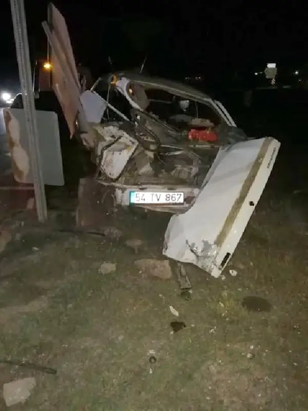 Sakarya'da iki otomobil çarpıştı: 1 ölü, 3 yaralı Sakarya'da iki otomobil çarpıştı: 1 ölü, 3 yaralı