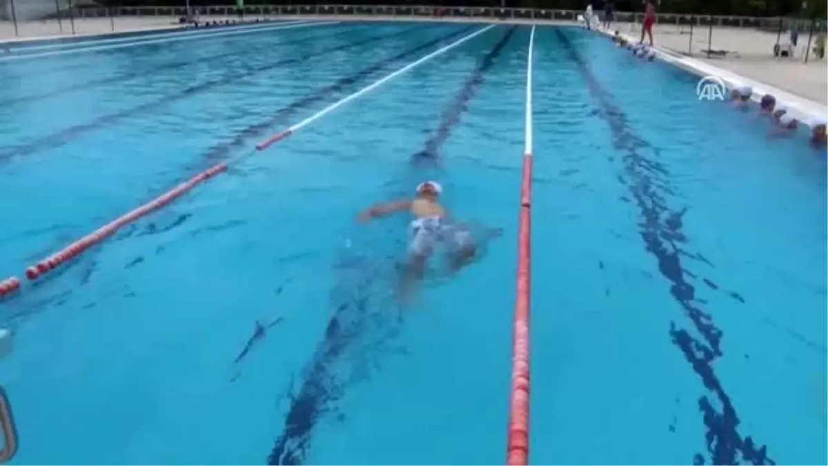 Skolyoz hastalığını yüzmeyle geriletti