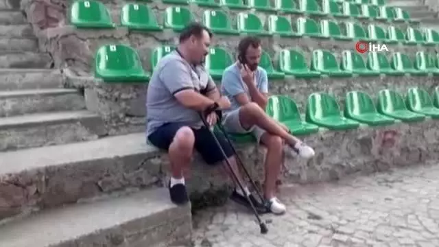Ünlü oyuncu Erkan Kolçak Köstendil '12 Numaralı Adam' oyunuylaizleyenleri mest etti Ünlü oyuncu Erkan Kolçak Köstendil '12 Numaralı Adam' oyunuylaizleyenleri mest etti