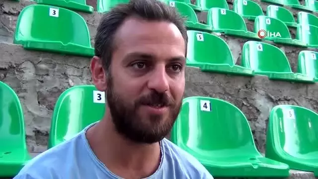 Ünlü oyuncu Erkan Kolçak Köstendil '12 Numaralı Adam' oyunuylaizleyenleri mest etti