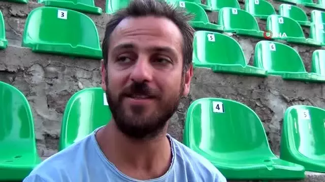 Ünlü oyuncu Erkan Kolçak Köstendil '12 Numaralı Adam' oyunuylaizleyenleri mest etti