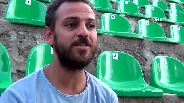 Ünlü oyuncu Erkan Kolçak Köstendil '12 Numaralı Adam' oyunuylaizleyenleri mest etti