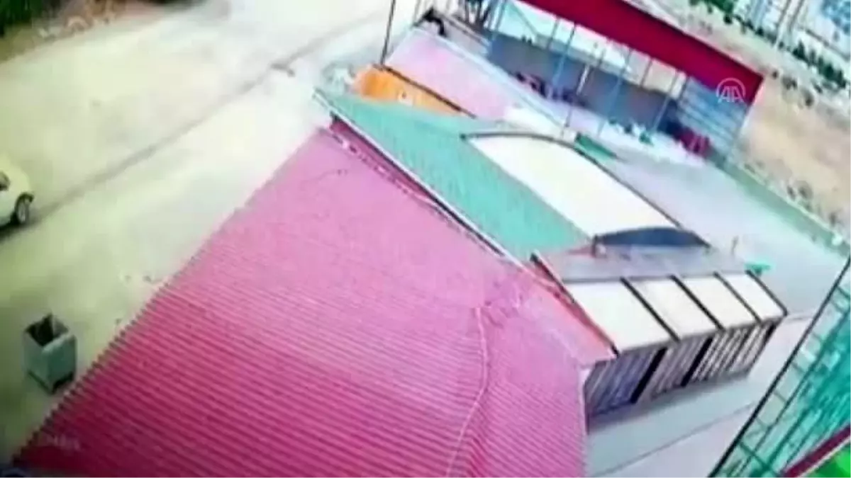 Yaşlı adam gasp çetesi tarafından darbedildi