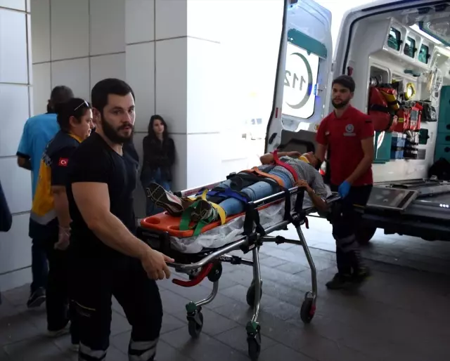 Aksaray'da iki otomobil çarpıştı: 7 yaralı Aksaray'da iki otomobil çarpıştı: 7 yaralı