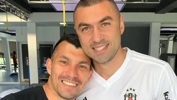 Burak Yılmaz Medel'e veda etti! Burak Yılmaz Medel'e veda etti!