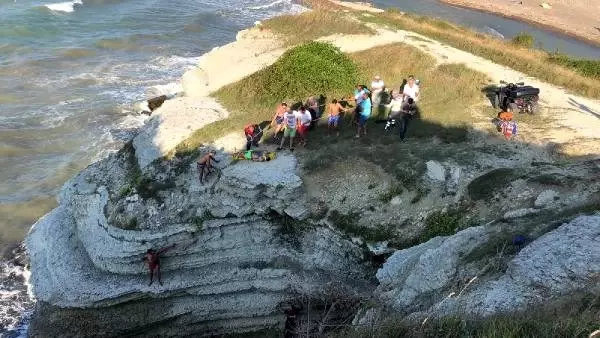 Denize atlarken kayalıkların arasına düşen tatilci öldü