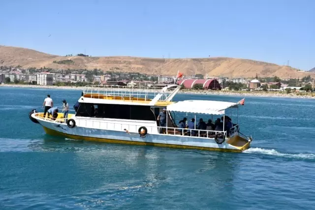 Eski Başbakanı Binali Yıldırım Tatvan'ı ziyaret etti Eski Başbakanı Binali Yıldırım Tatvan'ı ziyaret etti