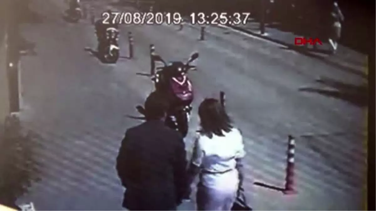 Freni boşalan kamyonet, dükkana girdi