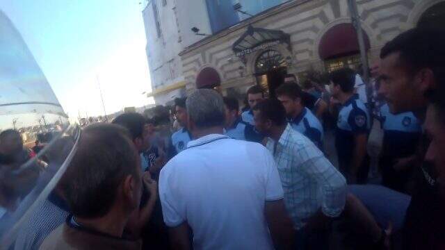 Karaköy'de, işportacıların çıkardığı kavgada zabıta ve polisler birbirine girdi