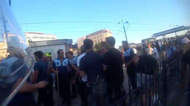 Karaköy'de, işportacıların çıkardığı kavgada zabıta ve polisler birbirine girdi