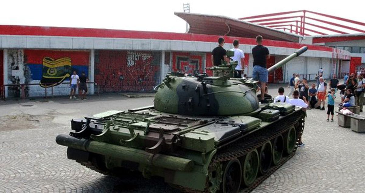 Kızılyıldız Kulübü, Young Boys maçı öncesinde stadın önüne tank koydu!