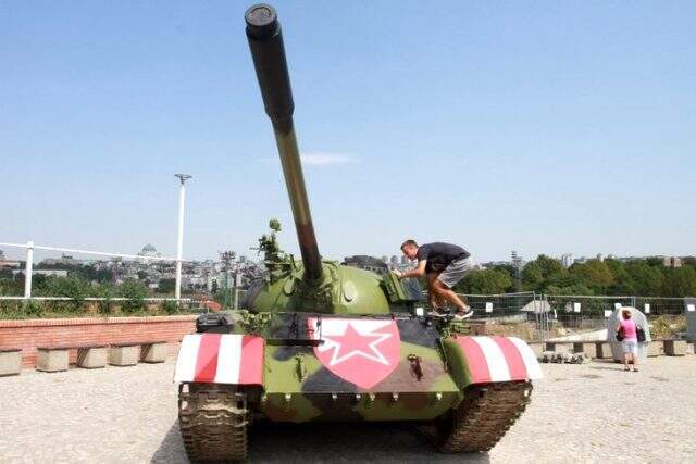 Kızılyıldız Kulübü, Young Boys maçı öncesinde stadın önüne tank koydu!