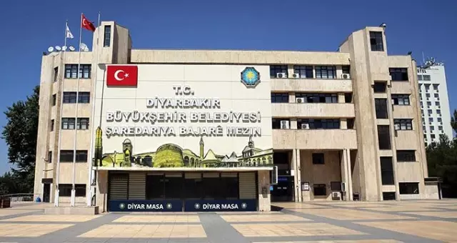 MHP, Diyarbakır Büyükşehir Belediyesi'ni 19 yıl sonra yeniden ziyaret etti MHP, Diyarbakır Büyükşehir Belediyesi'ni 19 yıl sonra yeniden ziyaret etti