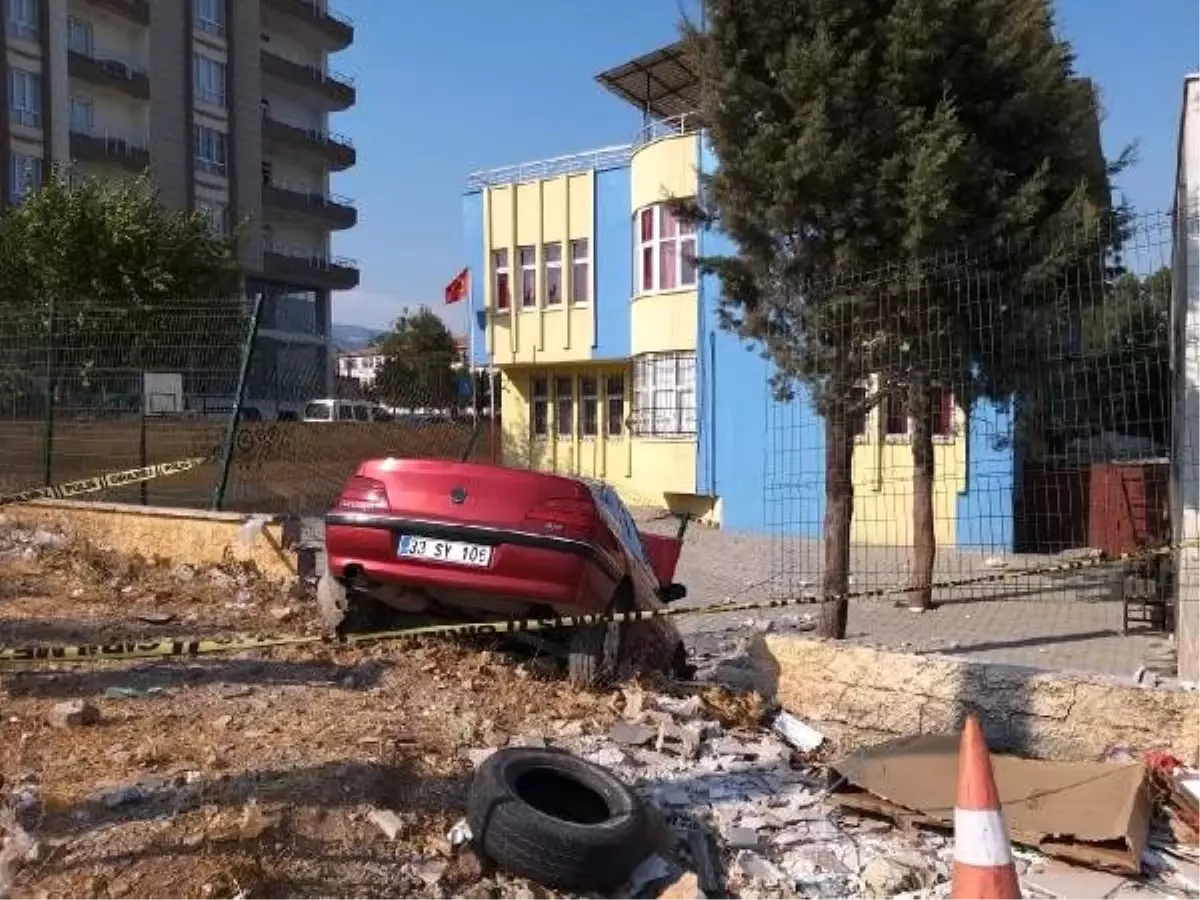 Otomobil okul duvarına çarptı: 2 yaralı
