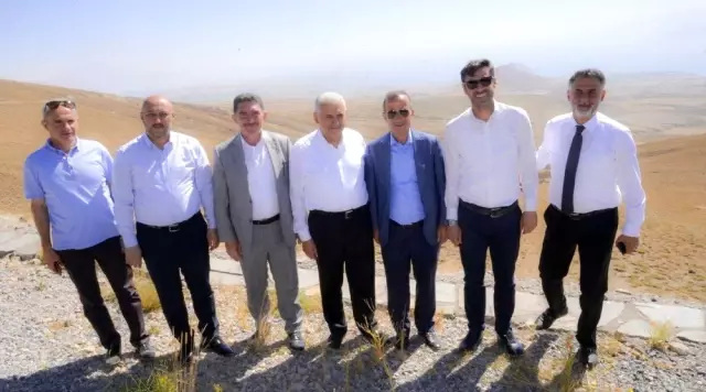 (Özel) Binali Yıldırım kendi kullandığı araçla Nemrut'a çıktı (Özel) Binali Yıldırım kendi kullandığı araçla Nemrut'a çıktı