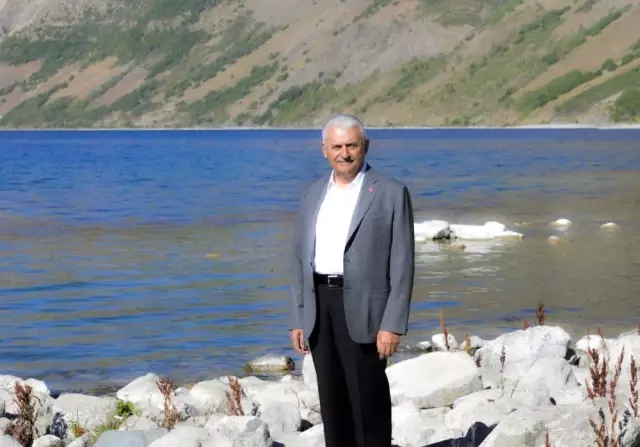 (Özel) Binali Yıldırım kendi kullandığı araçla Nemrut'a çıktı (Özel) Binali Yıldırım kendi kullandığı araçla Nemrut'a çıktı