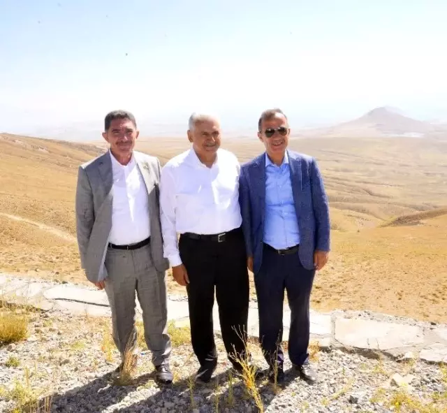 (Özel) Binali Yıldırım kendi kullandığı araçla Nemrut'a çıktı (Özel) Binali Yıldırım kendi kullandığı araçla Nemrut'a çıktı