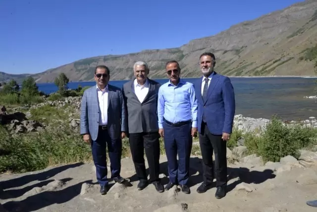 (Özel) Binali Yıldırım kendi kullandığı araçla Nemrut'a çıktı (Özel) Binali Yıldırım kendi kullandığı araçla Nemrut'a çıktı
