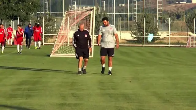 Rıza Çalımbay'dan hakem tepkisi Rıza Çalımbay'dan hakem tepkisi