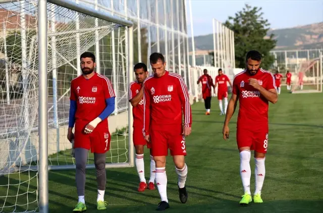 Rıza Çalımbay'dan hakem tepkisi Rıza Çalımbay'dan hakem tepkisi
