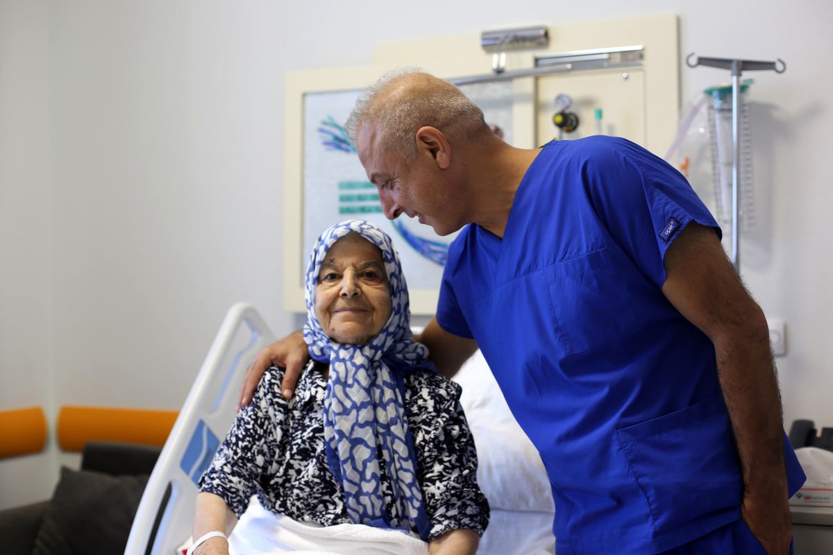 80 yaşındaki annesinin gözlerini açtı