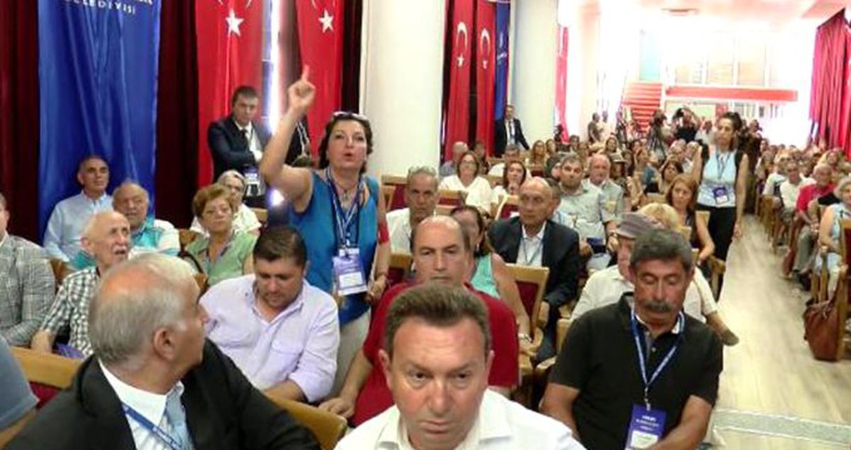 Adalar Ulaşım Çalıştayı'nda hayvanseverlerle faytoncular arasında gerginlik yaşandı