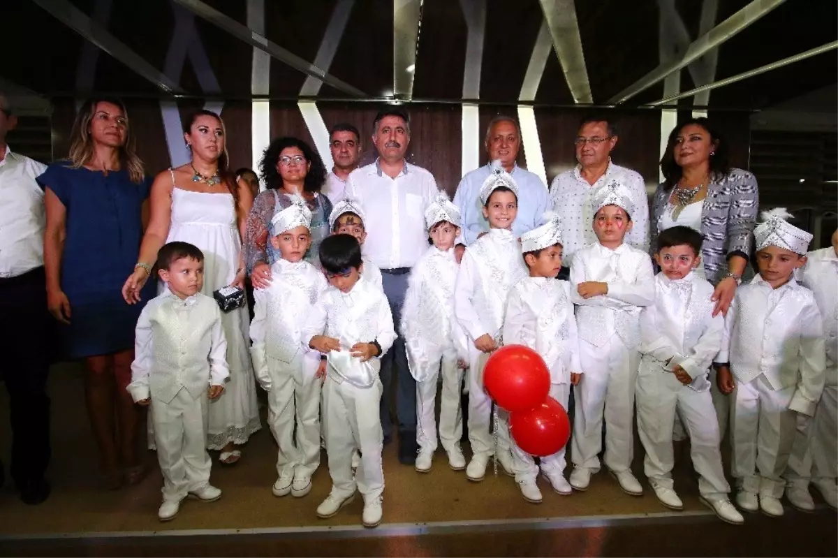 Bayraklı'da coşkulu sünnet şöleni